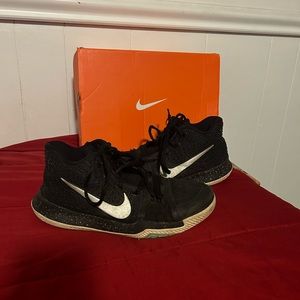 Size 7 Kyrie 3